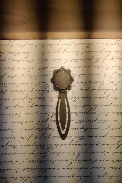 ROUND BOOKMARK