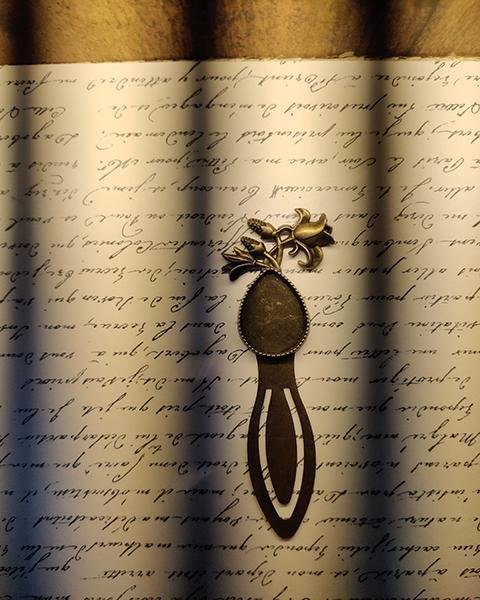 FLOWER DROP BOOKMARK