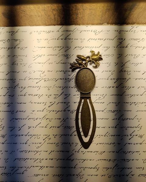 FLOWER OVAL BOOKMARK